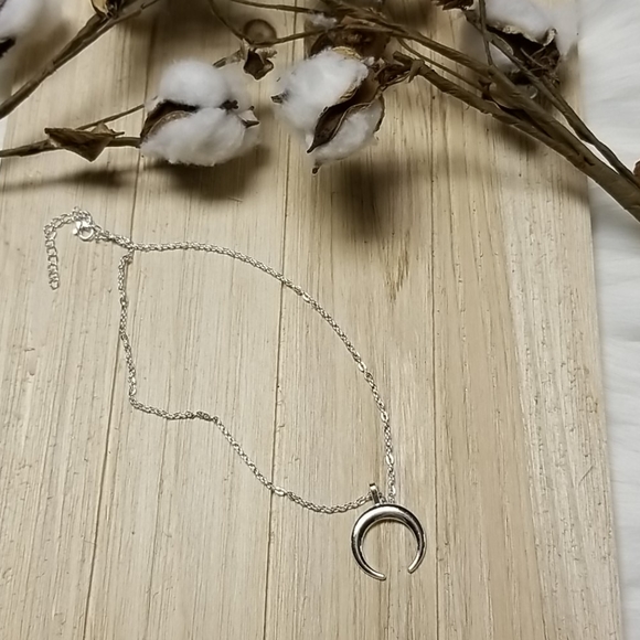 🌙🌙Very Cute Cresent  necklace in SILVER🌙🌙 - Picture 3 of 7